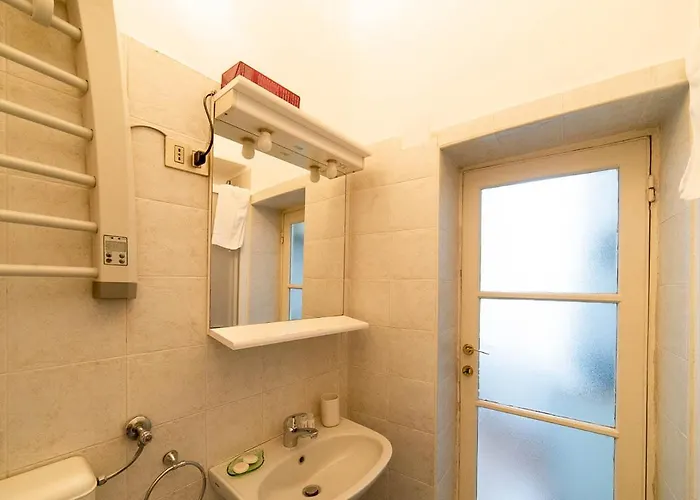 Apartament Hbhall Navigli 21 *